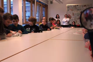 kinderuni_rheinbach_mikroskop_20160211_foto_m._flacke_p2110250.jpg (DE)