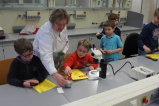 kinderuni_rheinbach_mikroskop_20160211_foto_m._flacke_p2110257.jpg (DE)