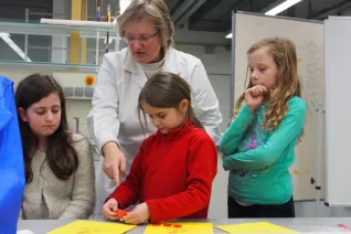 kinderuni_rheinbach_mikroskop_20160211_foto_m._flacke_p2110268.jpg (DE)