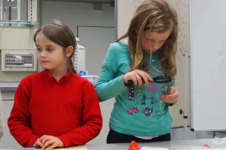 kinderuni_rheinbach_mikroskop_20160211_foto_m._flacke_p2110284.jpg (DE)