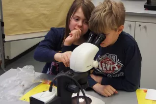 kinderuni_rheinbach_mikroskop_20160211_foto_m._flacke_p2110302.jpg (DE)