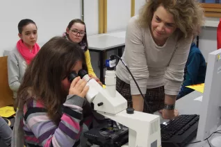 kinderuni_rheinbach_mikroskop_20160211_foto_m._flacke_p2110323.jpg (DE)