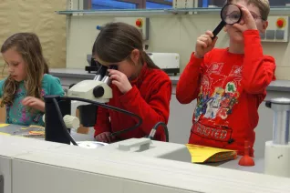 kinderuni_rheinbach_mikroskop_20160211_foto_m._flacke_p2110327.jpg (DE)