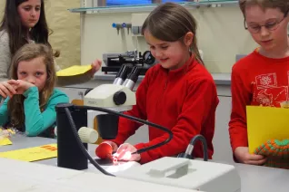 kinderuni_rheinbach_mikroskop_20160211_foto_m._flacke_p2110330.jpg (DE)