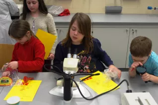 kinderuni_rheinbach_mikroskop_20160211_foto_m._flacke_p2110335.jpg (DE)
