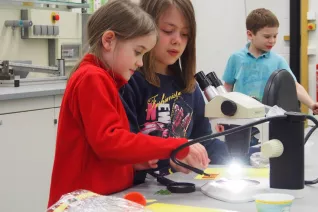 kinderuni_rheinbach_mikroskop_20160211_foto_m._flacke_p2110336.jpg (DE)