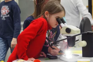 kinderuni_rheinbach_mikroskop_20160211_foto_m._flacke_p2110337.jpg (DE)
