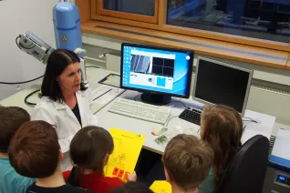 kinderuni_rheinbach_mikroskop_20160211_foto_m._flacke_p2110352.jpg (DE)