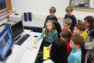 kinderuni_rheinbach_mikroskop_20160211_foto_m._flacke_p2110357.jpg (DE)