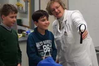 kinderuni_rheinbach_mikroskop_20160211_foto_m._flacke_p2110365.jpg (DE)