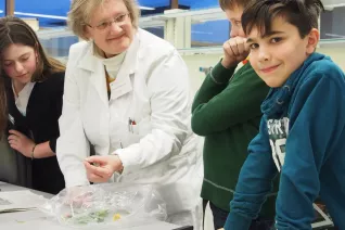 kinderuni_rheinbach_mikroskop_20160211_foto_m._flacke_p2110382.jpg (DE)