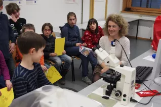 kinderuni_rheinbach_mikroskop_20160211_foto_m._flacke_p2110385.jpg (DE)