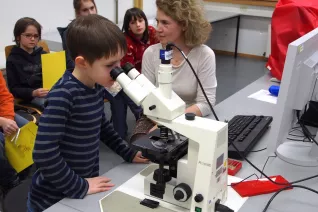 kinderuni_rheinbach_mikroskop_20160211_foto_m._flacke_p2110386.jpg (DE)