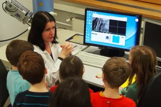 kinderuni_rheinbach_mikroskop_20160211_foto_m._flacke_p2110404.jpg (DE)