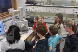 kinderuni_rheinbach_mikroskop_20160211_foto_m._flacke_p2110411.jpg (DE)