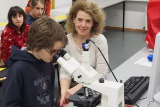 kinderuni_rheinbach_mikroskop_20160211_foto_m._flacke_p2110431.jpg (DE)