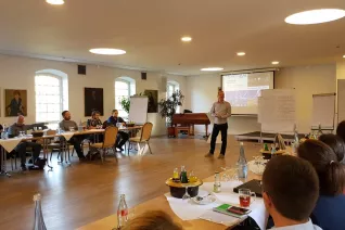 2018_09_26_143426_klausurtagung_ayseguelyasari_small.jpg (DE)