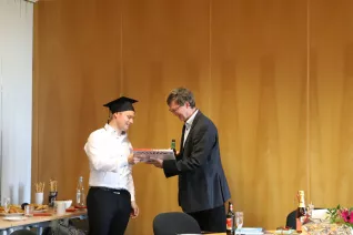 20220504_gi_sven_seele_promotion_miriam-luedtkehandjery46.jpg
