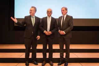 absolventenfeier_2015_prominenz_im_saal_vor_der_feier_20151024_foto_nathan_dreessen_01.jpg (DE)
