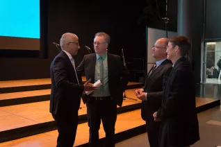 absolventenfeier_2015_prominenz_im_saal_vor_der_feier_20151024_foto_nathan_dreessen_10.jpg (DE)