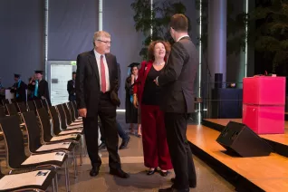 absolventenfeier_2015_prominenz_im_saal_vor_der_feier_20151024_foto_nathan_dreessen_11.jpg (DE)