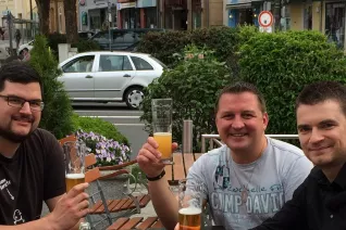 alumni-besuch_deinschrank.de_brauhaus3_u-besuch_alumni_mueller_philippov_giesbrecht_2019-05-24.jpg (DE)