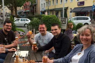 alumni-besuch_deinschrank.de_brauhaus5_u-besuch_alumni_bwh_giesbrecht_philippov_mueller.jpg (DE)