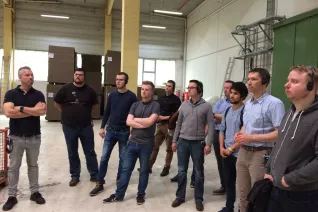 alumni-besuch_deinschrank.de_gruppe_in_der_halle3.jpg (DE)