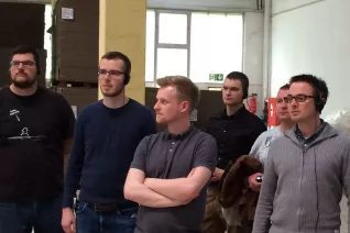 alumni-besuch_deinschrank.de_gruppe_in_der_halle5.jpg (DE)