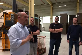alumni-besuch_deinschrank.de_gruppe_in_der_halle_schmidt_mueller_doerwald_luhmer.jpg (DE)