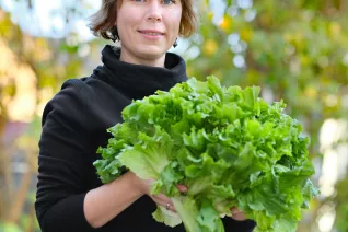 Darya Hirsch mit Salat im Garten 2021 foto georg hirsch.jpg (DE)