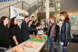 eroeffnung_akademisches_jahr_09-2014_asta_ihne_fruehstueck_foto_e.tritschler_3388.jpg (DE)