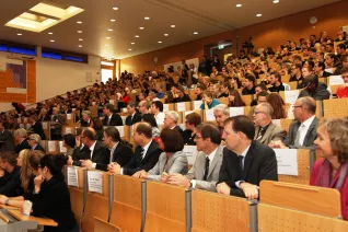 eroeffnung_akademisches_jahr_09-2014_audimax_foto_e._tritschler_3460.jpg (DE)