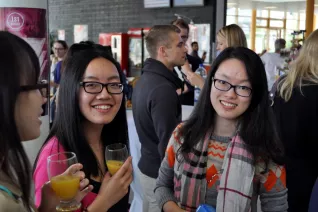 eroeffnung_akademisches_jahr_09-2014_auslaendische_studierende_foto_j._kuestenmacher_dsc0337309.jpg (DE)