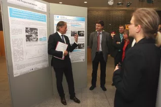 eroeffnung_akademisches_jahr_09-2014_phd_poster_exhibition_ihne_foto_e._tritschler_3410.jpg (DE)