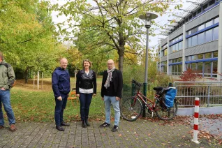 iris_gross_dominik_pieper_martin_schulz_beim_mittagessen_im_campusgarten_20211020_Foto_Pascal Kimmich.jpg (DE)