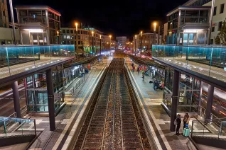 mba_stadthaus_train_station_at_night_pixabay.jpg (DE)
