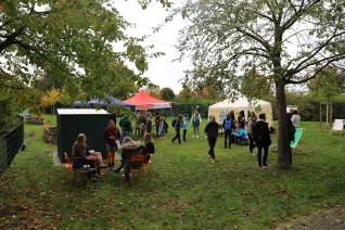 studierende_und_mitarbeiter_beim_mittagessen_im_campusgarten_20211020_Foto_Pascal Kimmich.jpg (DE)