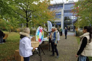 studierende_und_mitarbeiter_gesunde_hochschule_beim_mittagessen_im_campusgarten_20211020_Foto_Pascal Kimmich.jpg (DE)