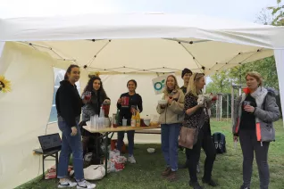 studierende_und_mitarbeiter_green_office_beim_mittagessen_im_campusgarten_20211020_Foto_Pascal Kimmich.jpg (DE)