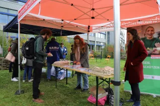 studierende_und_verbraucherzentrale_beim_mittagessen_im_campusgarten_20211020_Foto_Pascal Kimmich.jpg (DE)