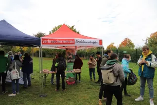 studierende_und_verbraucherzentrale_beim_mittagessen_im_campusgarten_20211020_02_Foto_Pascal Kimmich.jpg (DE)