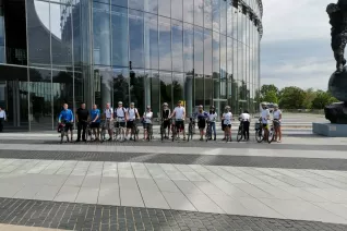 tour_de_csr_-_gruppenfoto_vor_dem_posttower_0.jpg (DE)
