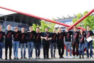 20190502_fbinf_redrocket_redbutton_t-shirt_kw_img_032-1-text.jpg (DE)