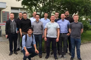 alumni-besuch_deinschrank.de_gruppenbild_aussen1.jpg (DE)