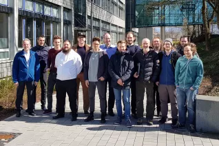 gruppenfoto_simulation.jpg (DE)