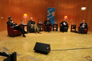 ringvorlesung_aeusserer_wohlstand_-_innere_armut_podiumsdiskussion_11-2014_foto_e._tritschlerimg_5217.jpg (DE)