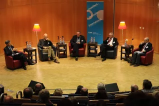 ringvorlesung_aeusserer_wohlstand_-_innere_armut_podiumsdiskussion_11-2014_foto_e._tritschlerimg_5218.jpg (DE)