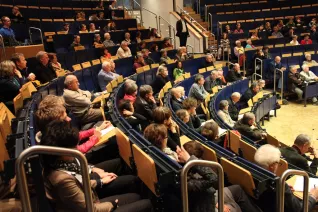 ringvorlesung_aeusserer_wohlstand_-_innere_armut_podiumsdiskussion_11-2014_foto_e._tritschlerimg_5220.jpg (DE)