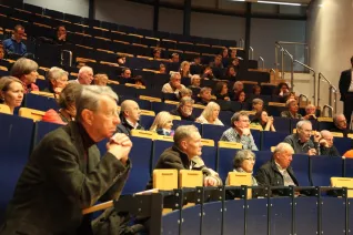 ringvorlesung_aeusserer_wohlstand_-_innere_armut_podiumsdiskussion_11-2014_foto_e._tritschlerimg_5222.jpg (DE)